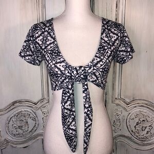 NWT ASOS Geo Graphic Navy and White Short Sleeve Crop Front Tie Top Size 0